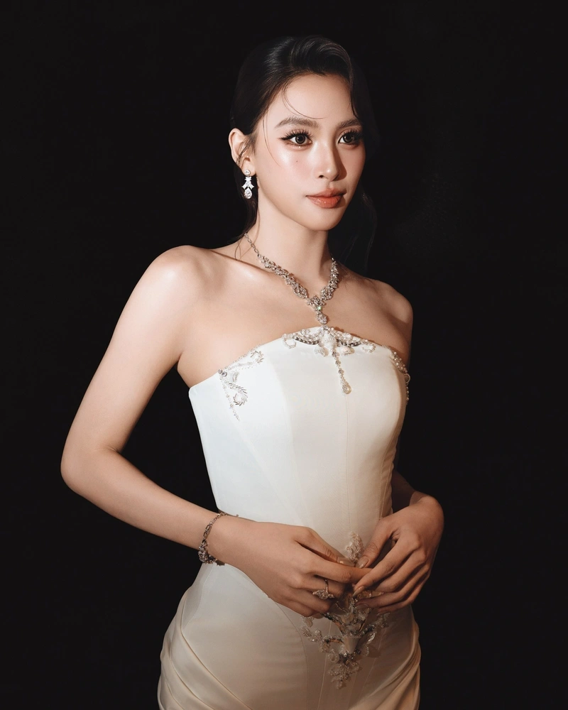 Tuệ Vy gợi tình với thân hình nóng bỏng không che