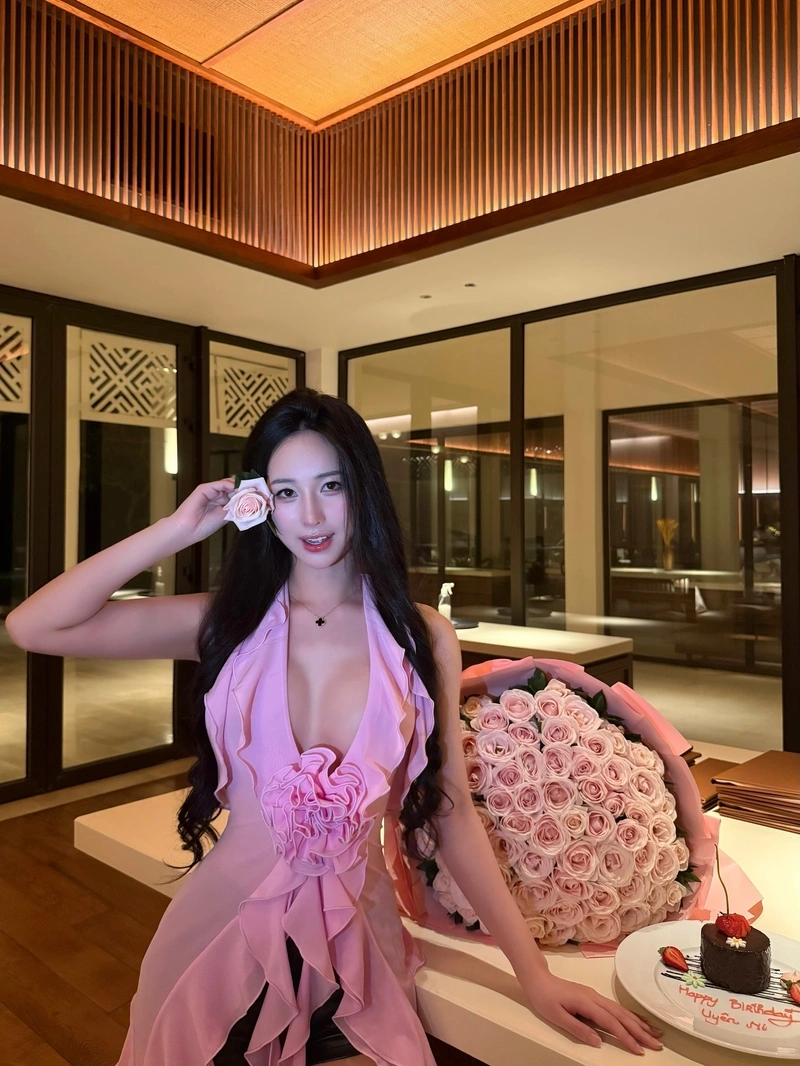 Uyên Ni bikini gợi cảm show hàng vòng ba đầy đặn