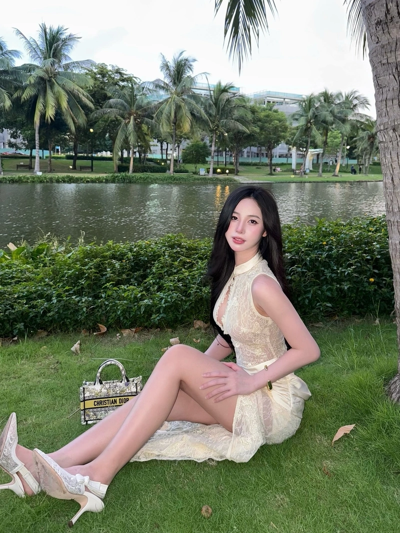 Uyên Ni bikini nóng bỏng với ngực to tròn