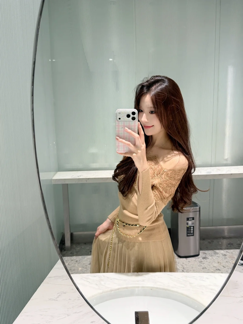 Váy lưới mỏng tang để lộ vòng một căng tròn quyến rũ
